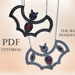 Può includere: Un tutorial PDF per realizzare una collana con un ciondolo a forma di pipistrello in perline. L'immagine mostra due ciondoli a forma di pipistrello, uno nero e uno argentato, con accenti di cristallo rosso e verde. Il testo "THE BAT PENDANT" e "PDF TUTORIAL" è visibile.