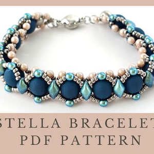 Op de afbeelding: Een kralenarmband met een zilveren sluiting. De armband heeft marineblauwe, lichtblauwe en crèmekleurige kralen. De tekst "STELLA BRACELET PDF PATTERN" staat eronder.