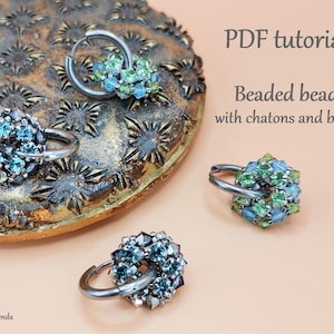 Puede incluir: Tres pendientes de cuentas con un aro plateado y un racimo de cristales azules, verdes y transparentes. Los pendientes están sobre un fondo dorado con el texto "Tutorial PDF Cuentas de cuentas con chatones y bicones LaterninaArt por Irina Molenda".