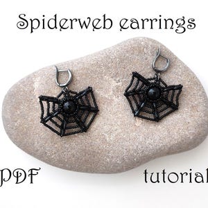 Puede incluir: Un par de pendientes de telaraña negra con centros de cuentas negras. Los pendientes están sobre una piedra gris con el texto "Spiderweb earrings" y "PDF tutorial" sobre un fondo blanco.