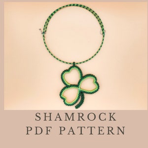 Könnte beinhalten: Eine grüne und weiße Perlen-Kleeblatt-Anhänger-Halskette. Die Halskette hat einen kreisförmigen grünen Perlenstrang mit einem Kleeblatt-Anhänger. Der Text "SHAMROCK PDF PATTERN" steht darunter.
