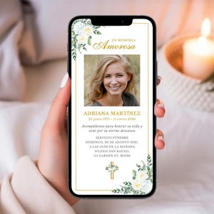 Könnte beinhalten: Ein Smartphone zeigt eine Trauerkarte mit einem Foto einer Frau, floralen Verzierungen und spanischem Text. Die Karte enthält den Namen Adriana Martinez, Daten und Informationen zur Beerdigung.