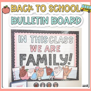 Puede incluir: Un tablón de anuncios para el aula con el texto "Back to School Bulletin Board" y "In This Class We Are Family!" en un diseño colorido. El tablero incluye ilustraciones de manos, lápices y papel.