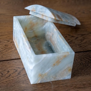 Handcrafted Onyx Jewelry Box with Lid: Elegant Stone Keepsake Box 25x12x11 cm