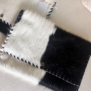 Puede incluir: Un juego de tres tazas de cerámica con un acabado mate moteado. Las tazas son de color crema, gris claro y gris oscuro. Cada taza tiene un diseño simple y minimalista y un asa redondeada.