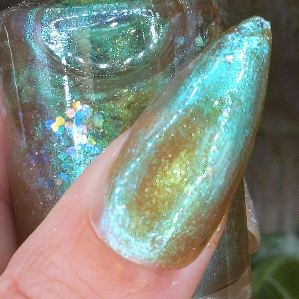 SOUL SISTER Iridescent Green Gold Nail Polish, Glitter Nail Polish, Color Shift, 15ml Bottle, 21 Toxin Free Formula