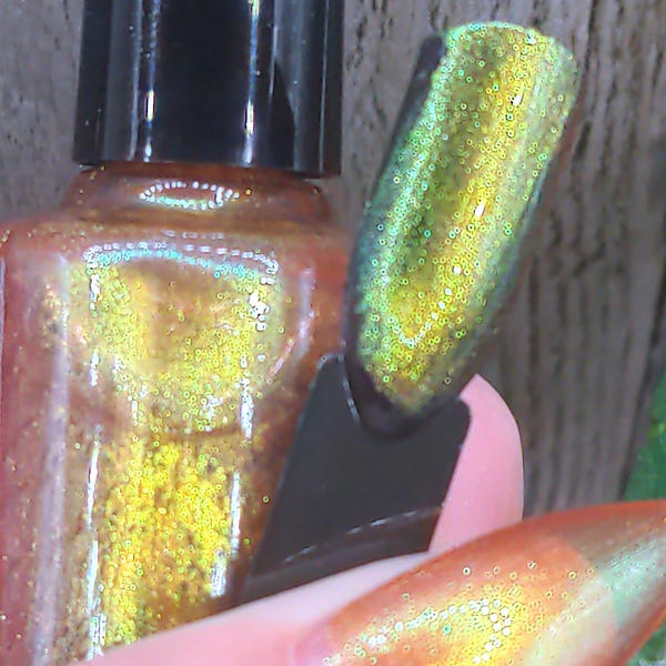 STRIKE GOLD Chameleon Nail Polish, Gold Green Shift Nail Lacquer, 15ml Bottle 21 Toxin Free Formula