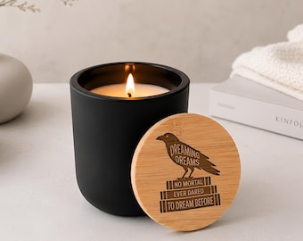 Vela con cita "Cuervo soñando sueños", tapa grabada, regalo literario para amantes de los libros.