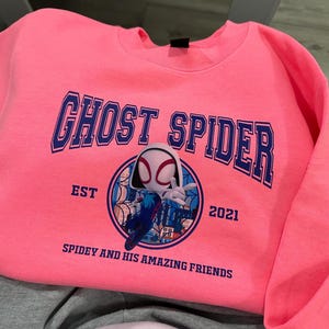 カスタム スパイダーマンと彼の素晴らしい仲間のシャツ - スピン、ゴースト スパイダー、スパイダーマンなど!