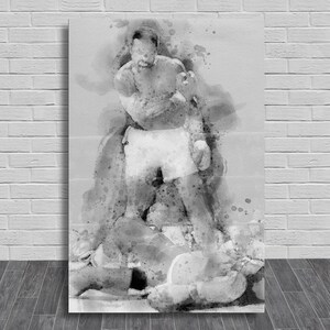 Könnte beinhalten: Ein Schwarzweiß-Aquarellbild eines Boxers, der über einem am Boden liegenden Gegner steht. Der Boxer trägt Boxhandschuhe und Shorts. Das Bild hat eine dramatische und kraftvolle Ausstrahlung.