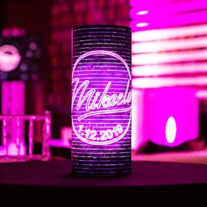 Centro de mesa con luz LED personalizado: perfecto para quinceañeras, fiestas de quince, bat/bar mitzvahs, eventos corporativos y decoración elegante para fiestas.