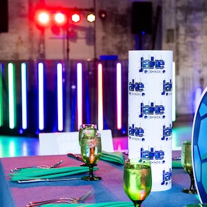 Centro de mesa iluminado personalizado: tubo de 34&quot; para decoración de eventos brillantes e iluminación de mesa, perfecto para fiestas corporativas, mitzvot, graduaciones y bodas.