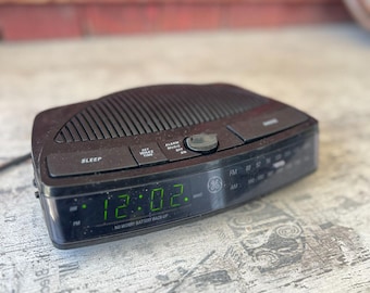 Vintage 1990's GE Digital Alarm Clock Radio AM/FM Model 7-4813A Vintage 1990's GE Digital Alarm Clock Radio AM/FM Model 7-4813A