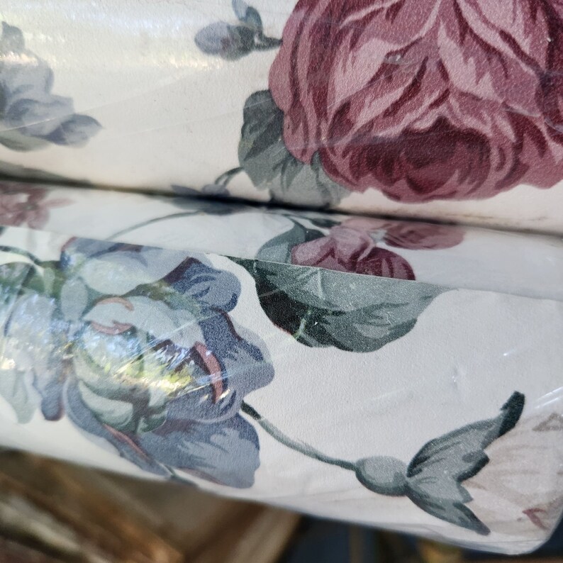 3 Rolls Vintage Floral Wallpaper by International Wallcoverings Pattern
