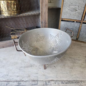 Vintage Aluminum Star 3-Footed Colander | Mid-Century Kitchen Strainer with Star Design | Rustic Farmhouse Decor | Retro Cooking Collectible