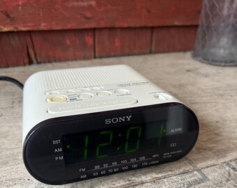 Vintage Early White 2000s Sony Dream Machine Alarm Clock Radio