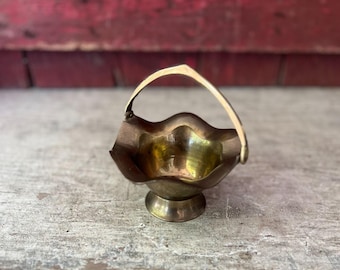 Brass Vintage Scalloped Edge Basket With Handle Decorative Display Piece 5" Tall