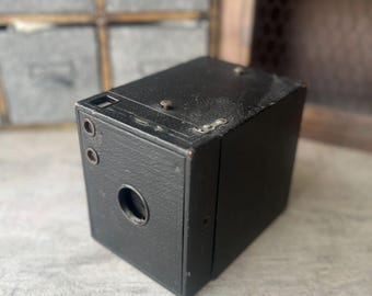 Vintage Box Camera – Retro Film Camera – Collectible Photography Equipment – Display Piece – Gift for Photographers