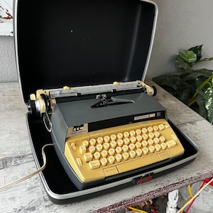 Smith-Corona Electra 120 Vintage Electric Typewriter With Carrying Case