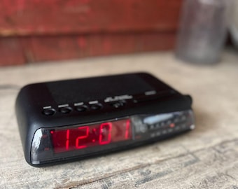 Vintage General Electric Digital Alarm Clock Model No 0-7-4648A