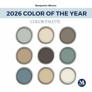 Op de afbeelding: Een kleurenpalet met negen verfdeksels in verschillende kleuren. De tekst "Benjamin Moore" staat bovenaan, met "2026 COLOR OF THE YEAR" en "COLOR PALETTE" eronder. De kleuren omvatten tinten blauw, beige en bruin.