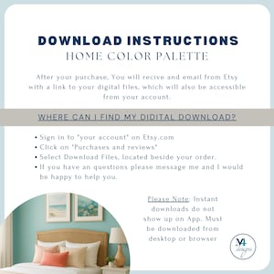 Op de afbeelding: Een digitale downloadinstructievel met de titel "DOWNLOAD INSTRUCTIONS HOME COLOR PALETTE". De tekst geeft instructies over hoe u toegang krijgt tot digitale bestanden na aankoop op Etsy. Een slaapkamer is op de achtergrond te zien met een bed, kussens en kunstwerken.
