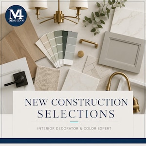 Puede incluir: Un tablero de diseño que incluye una lámpara de araña de latón, muestras de suelo de madera, un abanico de muestras de pintura en tonos verdes y grises, un tirador y pomo de armario de latón, una puerta de armario gris, un grifo dorado y azulejos de mármol con el texto NEW CONSTRUCTION SELECTIONS.