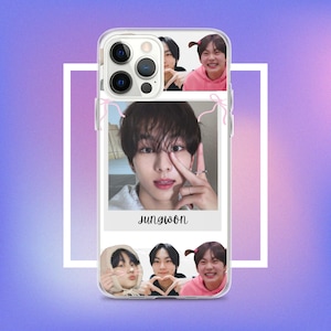 Puede incluir: Funda transparente para teléfono con múltiples imágenes de una persona. La funda tiene una foto estilo polaroid con el nombre "jungwon" y otras fotos pequeñas. La funda está sobre un fondo morado y blanco.
