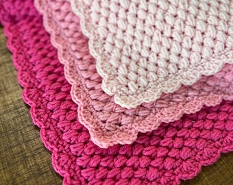 Couverture pour bébé au crochet fait main, bord festonné rose, cadeau de baby shower