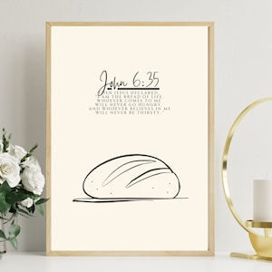 Könnte beinhalten: Ein druckbares Wandbild mit einer Schwarzweißillustration eines Brotlaibs mit dem Text "Johannes 6:35" und dem Bibelvers "Da sagte Jesus zu ihnen: "Ich bin das Brot des Lebens. Wer zu mir kommt, wird nie hungern, und wer an mich glaubt, wird nie Durst haben."