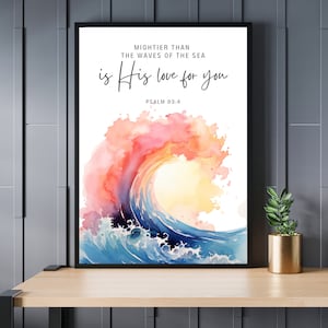 Könnte beinhalten: Ein Aquarellbild einer Welle, die gegen einen weißen Hintergrund bricht. Die Welle ist in Rosa-, Orange-, Gelb- und Blautönen gemalt. Der Text "MIGHTIER THAN THE WAVES OF THE SEA is His love for you PSALM 93:4" ist oben im Bild in Schwarz gedruckt.