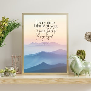 Philipper 1:3 Printable Art - Jedes Mal, wenn ich an dich denke, gebe ich Dank meinem Gott der Serene Landschaft in sanften Pastelltönen