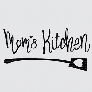 Può includere: Grafica in bianco e nero con il testo "Mom's Kitchen" e una spatola stilizzata con un cuore al centro.