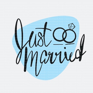 Op de afbeelding: Een blauwe en witte afbeelding met de tekst "Just Married" in zwarte cursieve letters. Twee in elkaar grijpende ringen met een diamant bevinden zich boven de tekst.