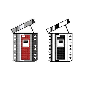 Puede incluir: Dos diseños de claqueta en blanco y negro con un patrón de cinta de casete. La claqueta superior está abierta y la claqueta inferior está cerrada. El patrón de la cinta de casete incluye el texto "book Andy's Studio".