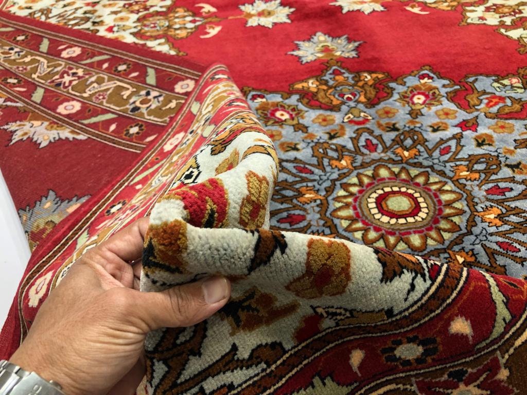 ハンドメイドの赤いウールのアフガンラグ：7x10のメダリオン