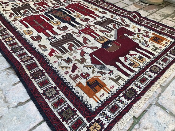 ヴィンテージ ピクトリアル キリム ラグ 4x6：アンティーク トライバル