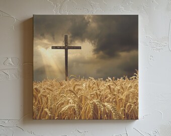 Könnte beinhalten: Ein hölzernes Kreuz steht hoch in einem Feld mit goldenem Weizen, über dem ein dramatischer, stürmischer Himmel hängt. Die Sonne scheint durch die Wolken und wirft einen Lichtstrahl auf das Kreuz.