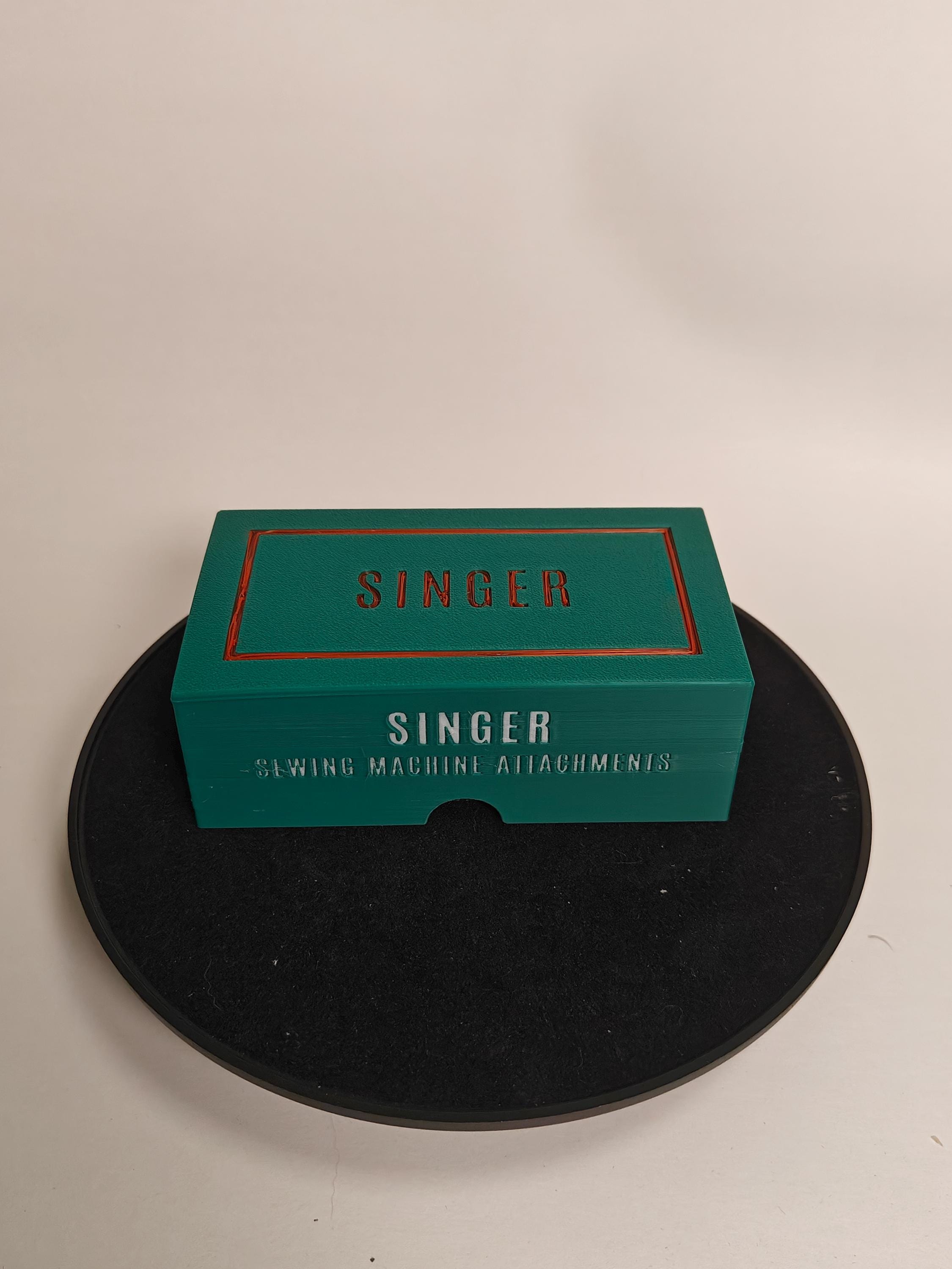 SINGER社のヴィンテージのバスケット　缶　Tin Singer Metal Attachments Tin - RARE Singer (Vintage Original