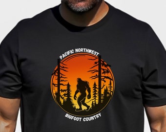 Camiseta retro de Pie Grande: diseño de atardecer en el bosque del Noroeste del Pacífico