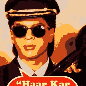 Puede incluir: Un hombre con un traje negro, una camisa blanca y una gorra negra con una banda dorada. Lleva gafas de sol y sostiene un arma. Una burbuja de diálogo sobre él dice "Haar Kar Jeetne Waale Ko Baazigar Kehte Hai".