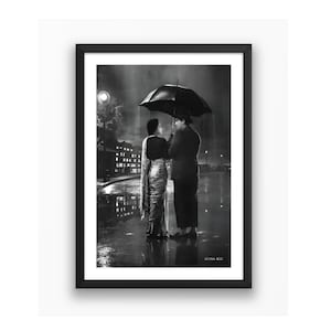 Könnte beinhalten: Schwarz-Weiß-Druck in einem Rahmen, der eine romantische Szene im Regen zeigt. Zwei Personen stehen unter einem Regenschirm auf einer nassen Straße, mit Gebäuden und einer Straßenlaterne im Hintergrund. Der Druck trägt die Bezeichnung "Shree 420".