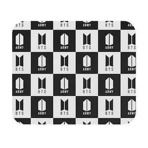 Könnte beinhalten: Eine rechteckige Matte mit schwarz-weißem Muster. Das Design zeigt ein sich wiederholendes Schachbrettmuster mit den Wörtern "BTS" und "ARMY" in weißer Schrift. Die Matte hat abgerundete Ecken.