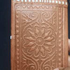 Portafoglio in pelle fatto a mano con cuciture uniche - Design artigianale per l'uso quotidiano