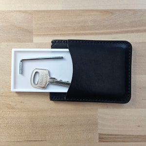 Bandeja para billetera con soporte para llaves, tarjetas de memoria y más. Disponible en muchos colores, funciona con todas las billeteras minimalistas que aceptan tarjetas normales.