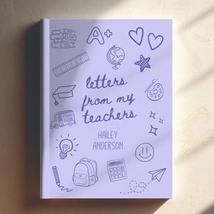 Könnte beinhalten: Ein hellviolettes Buchcover mit dem Titel Letters from my teachers von Hailey Anderson. Das Cover zeigt dunkelviolette Strichzeichnungen von schulbezogenen Gegenständen, darunter ein Bücherstapel, ein Lineal, ein Globus und ein Rucksack.