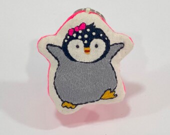 Dottie le pingouin ornement porte-clés fabriqué à la main brodé