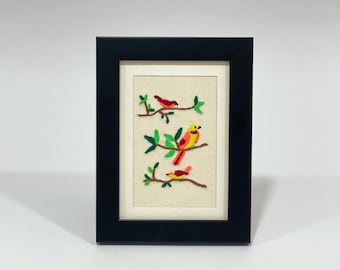 Art brodé à la main d’oiseaux