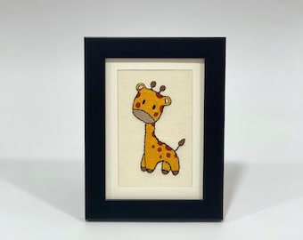 Art brodé à la main de bébé girafe