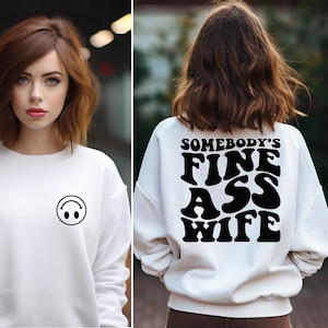 Jemandes Fine Ass Frau svg, Frau svg, Fine Ass Frau svg für Sweatshirt, lustiges Shirt für Ehepartner, Trendy wellig Text svg, verheiratetes Leben png